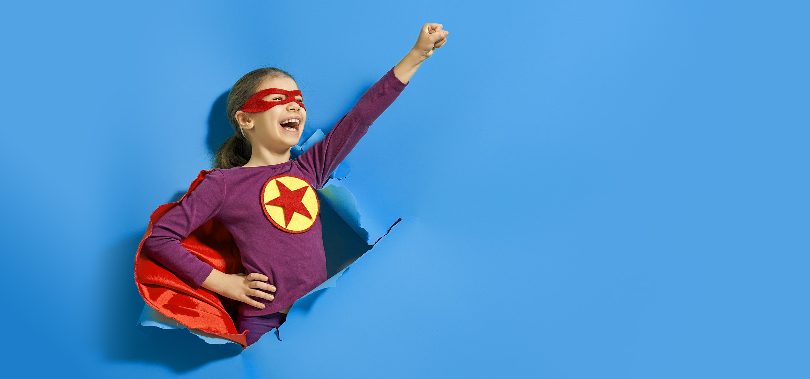 Niña vestida de superheroína lista para su gran aventura